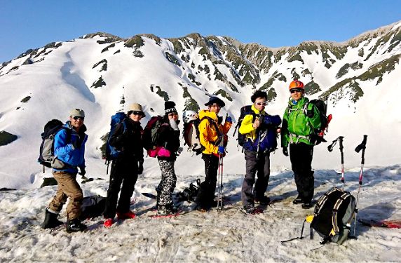 クラブ活動で雪山に登山している写真